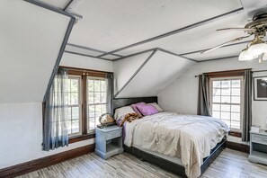 Tabla de planchar con plancha, internet y ropa de cama