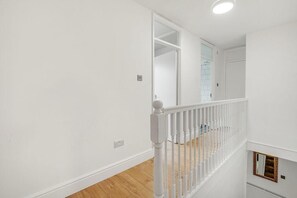 Interior - Near Ilford Station|Sleeps to 6|Free Parking|ST (London)