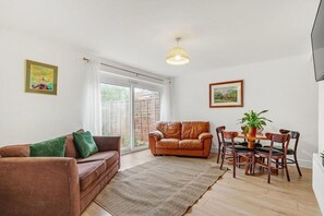 TV - Near Ilford Station|Sleeps to 6|Free Parking|ST (London)