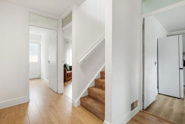 Interior - Near Ilford Station|Sleeps to 6|Free Parking|ST (London)