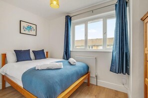 3 bedrooms, iron/ironing board, free WiFi, bed sheets - Near Ilford Station|Sleeps to 6|Free Parking|ST (London)