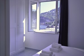 2 bedrooms, bed sheets - In an old fishing village apartment with sea view terrace (Ischia)