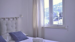2 bedrooms, bed sheets - In an old fishing village apartment with sea view terrace (Ischia)