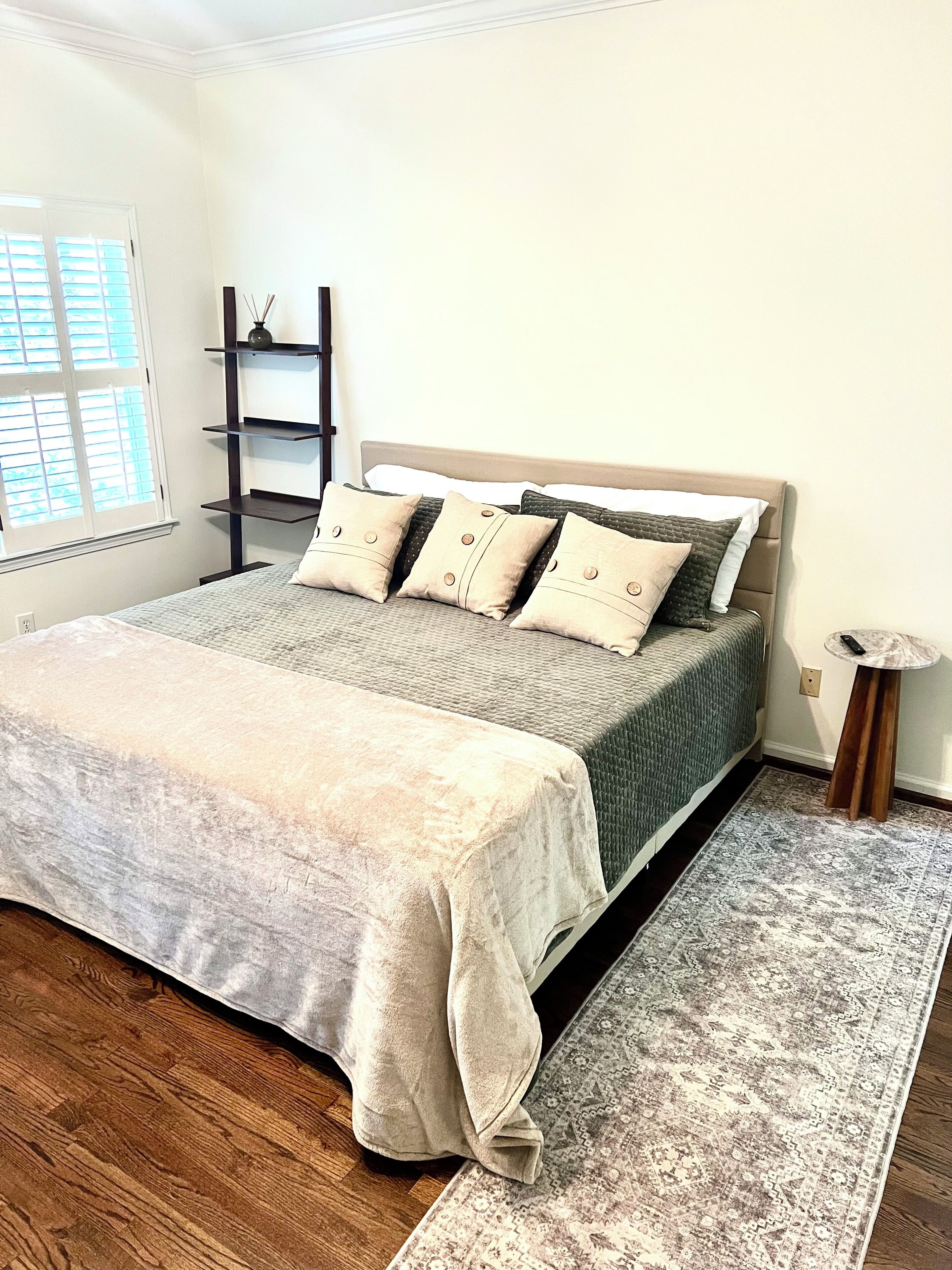 3 bedrooms, iron/ironing board, WiFi, bed sheets