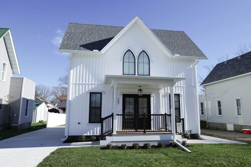 Eliza Gothic, restored 5-star 3 BR residence. Large eat in kitchen.