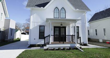 Eliza Gothic, restored 5-star 3 BR residence. Large eat in kitchen.