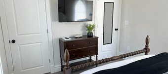 Eliza Gothic, restored 5-star 3 BR residence. Large eat in kitchen.