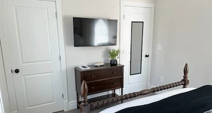 Eliza Gothic, restored 5-star 3 BR residence. Large eat in kitchen.