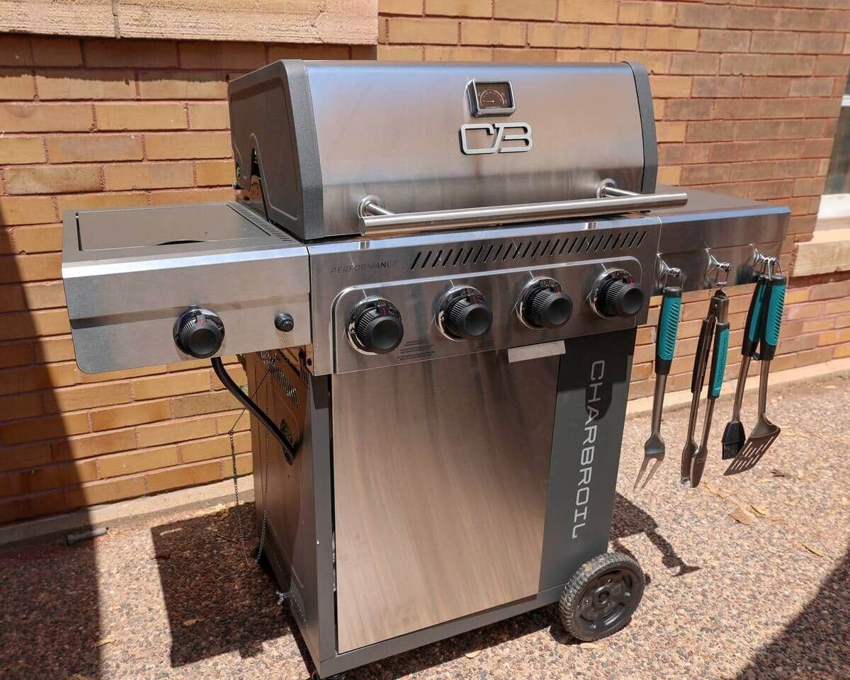 Ein Charbroil Grill aus Edelstahl mit vier Brennern, einer Seitablage und einem digitalen Display.