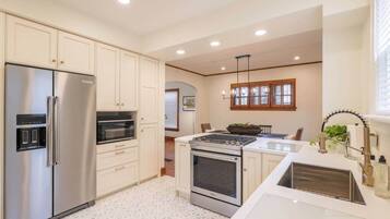 雪櫃、微波爐、焗爐、爐具