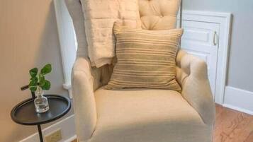 Een open haard en een stereo