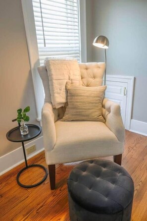 Een open haard en een stereo