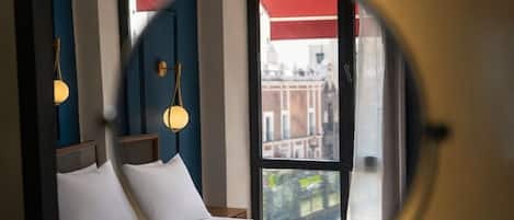 Blackout drapes, free WiFi