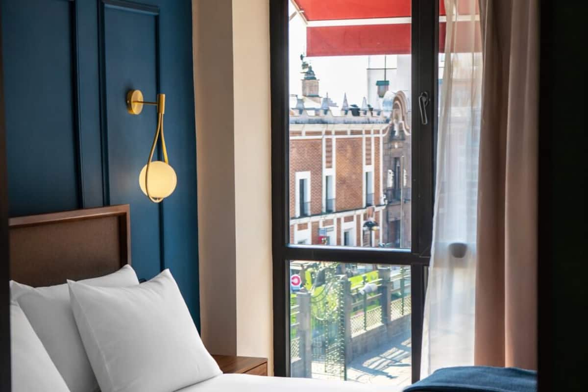 Blackout drapes, free WiFi