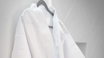 Ducha, secador de pelo, toallas, jabón