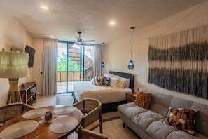 高级开间, 1 张特大床和 1 张沙发床, 私人游泳池, 花园景观 | 客房内保险箱、熨斗/熨板、免费 WiFi