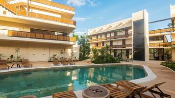 Alberca al aire libre, acceso de 09:00 a 22:00, y camastros