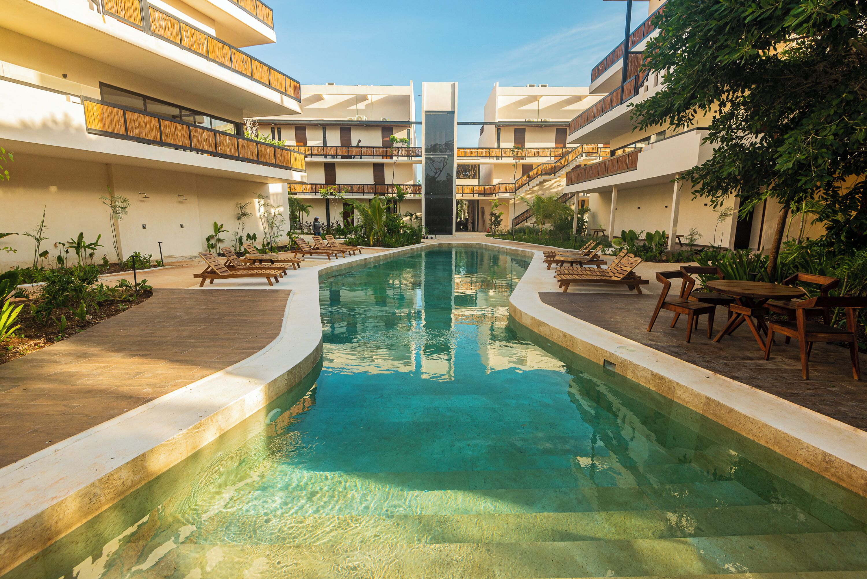 Una piscina al aire libre, sillones reclinables de piscina