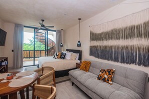 Estúdio superior, 1 cama King e sofá-cama, piscina particular, vista para o jardim | Cofres nos quartos, ferros/tábuas de passar roupa, Wi-Fi de cortesia