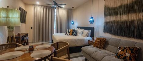 Studio Supérieur, 1 trÚs grand lit et 1 canapé-lit, piscine privée, vue jardin | Coffres-forts dans les chambres, fer et planche à repasser