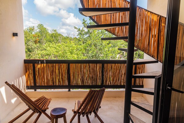 Estúdio superior, 1 cama King e sofá-cama, piscina particular, vista para o jardim | Vista do quarto