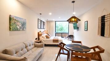 Estúdio superluxo, sacada | Cofres nos quartos, ferros/tábuas de passar roupa, Wi-Fi de cortesia