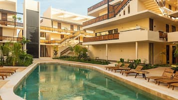 Kolam renang outdoor, dengan kursi berjemur