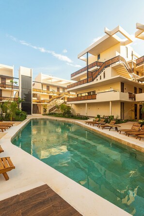 Piscina externa, funciona das 9h às 22h, espreguiçadeiras