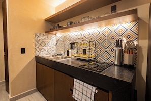 高级开间, 1 张特大床和 1 张沙发床, 私人游泳池, 花园景观 | 私人厨房 | 大冰箱、炉灶、厨具/餐具