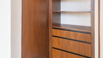 Caja de seguridad en la habitación y tabla de planchar con plancha