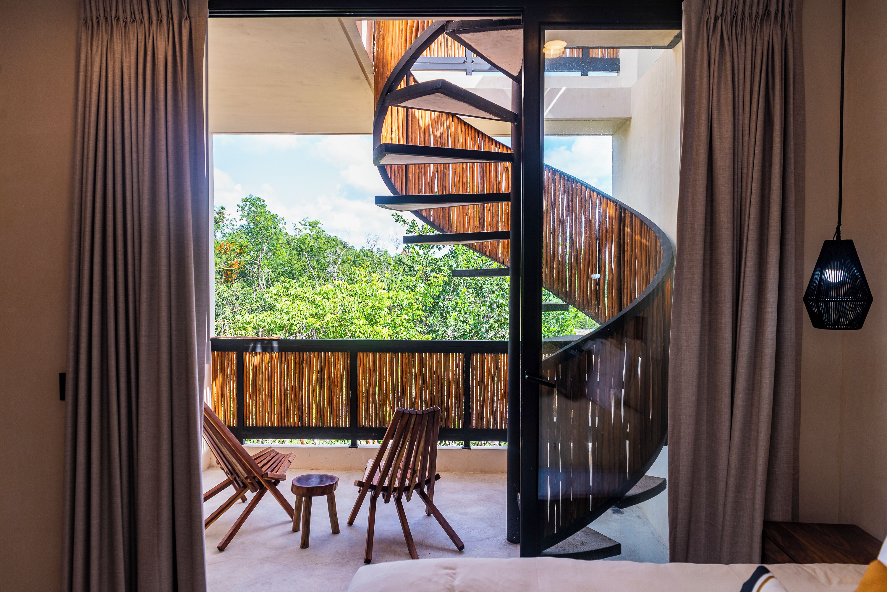 Estúdio superior, 1 cama King e sofá-cama, piscina particular, vista para o jardim | Sacada