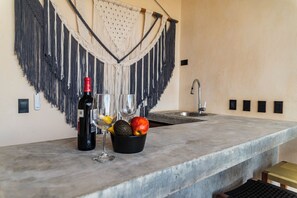 Estúdio superior, 1 cama King e sofá-cama, piscina particular, vista para o jardim | Terraço/pátio