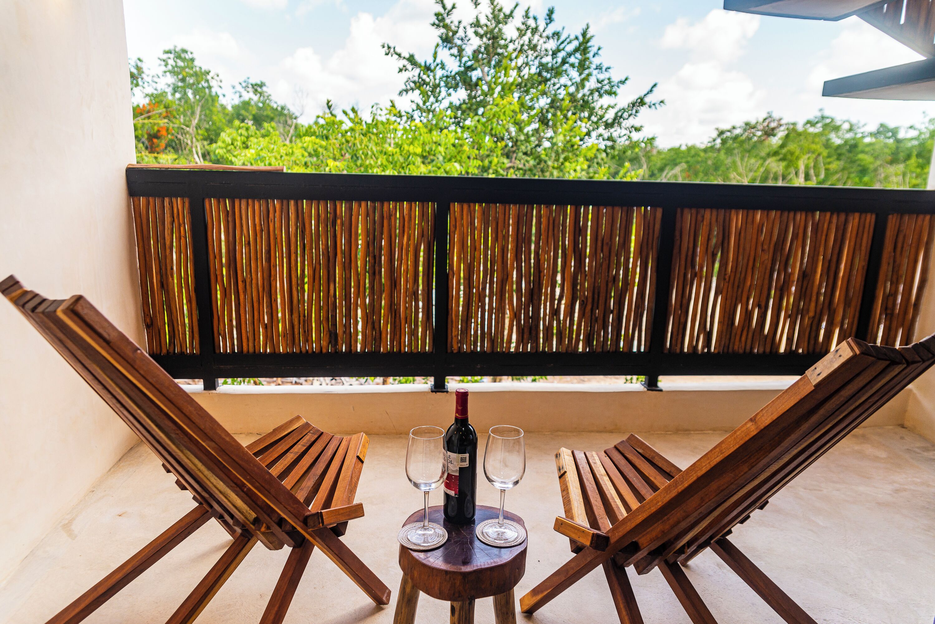 Estúdio superior, 1 cama King e sofá-cama, piscina particular, vista para o jardim | Sacada