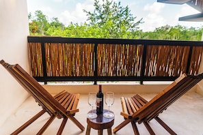 高级开间, 1 张特大床和 1 张沙发床, 私人游泳池, 花园景观 | 阳台