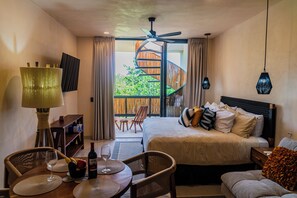 Studio Supérieur, 1 très grand lit et 1 canapé-lit, piscine privée, vue jardin | Coffres-forts dans les chambres, fer et planche à repasser