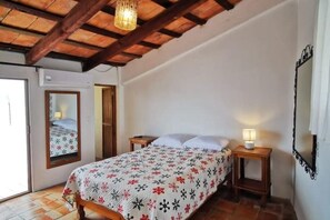2 bedrooms, iron/ironing board, WiFi