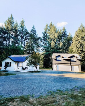 Exterior - The Brightwood Hilton house, hot tub, 3 bedrooms. Sleeps 6 (Mount Hood Village)