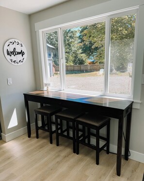 Interior - The Brightwood Hilton house, hot tub, 3 bedrooms. Sleeps 8 (Mount Hood Village)