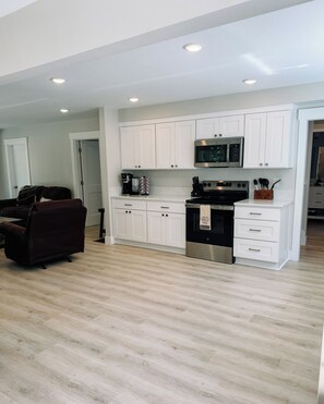 Private kitchen - The Brightwood Hilton house, hot tub, 3 bedrooms. Sleeps 6 (Mount Hood Village)