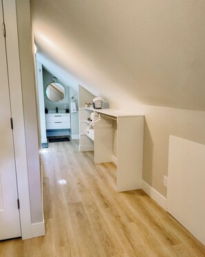 Interior - The Brightwood Hilton house, hot tub, 3 bedrooms. Sleeps 6 (Mount Hood Village)