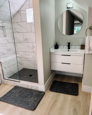 Shower, hair dryer, towels, soap - The Brightwood Hilton house, hot tub, 3 bedrooms. Sleeps 8 (Mount Hood Village)