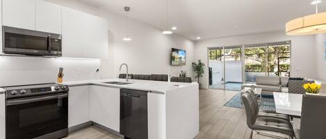 Kühlschrank, Mikrowelle, Ofen, Herdplatte