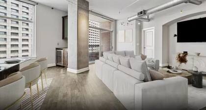 3-bedroom condo in charming Houston with fitness room, AC. Live it up