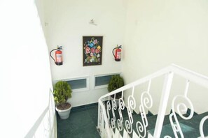 Interior - Arvelia Cedar, beautiful 2 bed suite by Da Alohas (Mussorie Range)