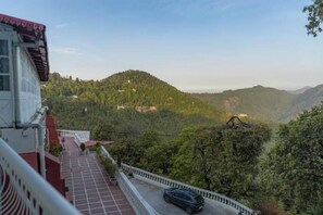 Property grounds - Arvelia Teak by Da Alohas (Mussorie Range)
