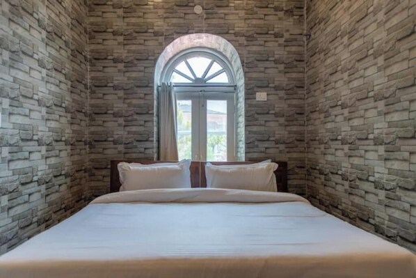 2 bedrooms, internet, bed sheets