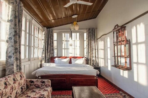 Arvelia Colonial George Everest Luxe By Da Alohas