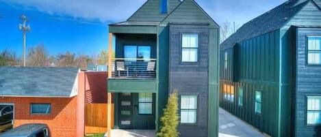 المنشأة من الخارج