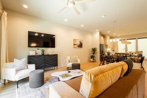 Een televisie en boeken