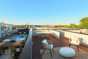 Outdoor dining - Unit 4 I Experience Noa Nashville | 4BR Luxury Retreat + Resort Pool (Nashville)